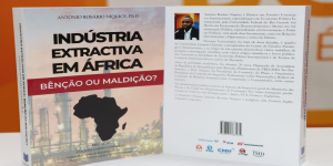 António Niquice contribui para acervo da UP-Maputo