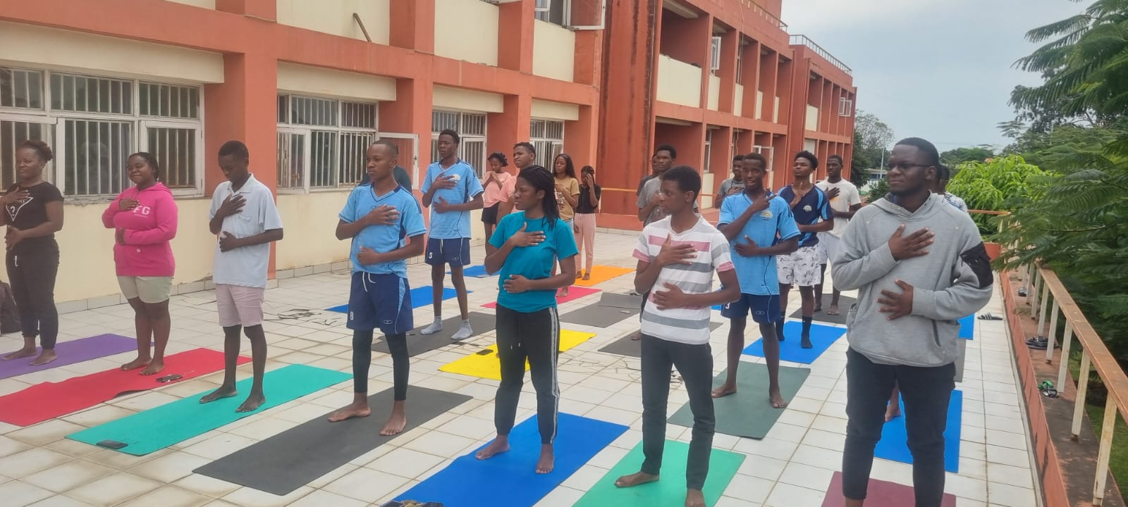 Sessão de Yoga e Respiração Consciente Promove Bem-Estar na Residência Universitária